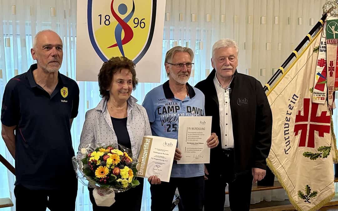 Überraschung für Hildegard Runde und Herman-J. Meyer auf der Jahreshauptversammlung des TV Papenburg
